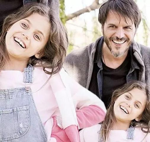 Annem Ankara’nın yıldızı Mehmet Günsürün kızına bakın Meğer bir dönem beraber kamera karşısına geçmişler