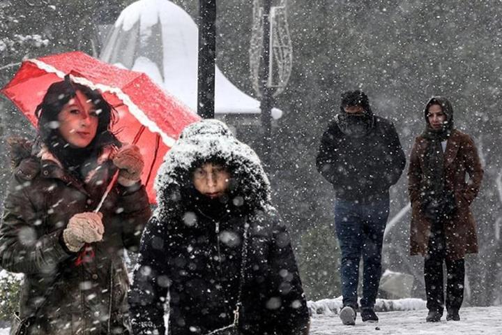 Son Dakika İstanbul Kar Haberleri... 3.5 Gün Sürecek Kar Yağışı Başlıyor: Okullar Tatil Olur Mu