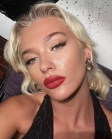 Melisa Döngelin elbisesi dikkat topladı