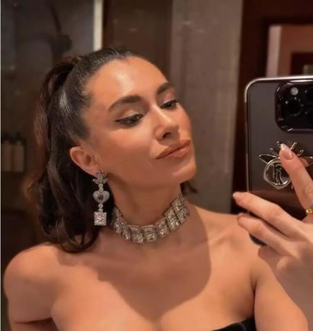 Hande Doğandemir Dubaiye gitti Gala tarzına sevenlerinden tam not