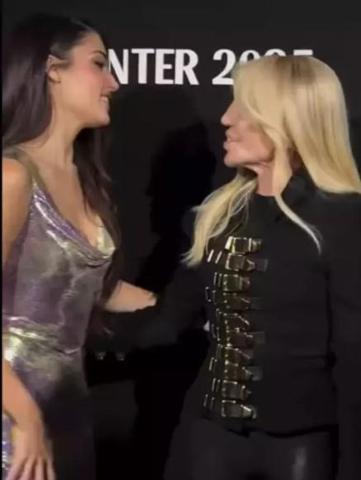 Hande Erçel Milanoda Donatella Versace ile yan yana