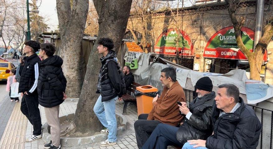 Her gün toplanıp iftara kadar izliyorlar  Çok keyifli pür dikkat takip ediyoruz