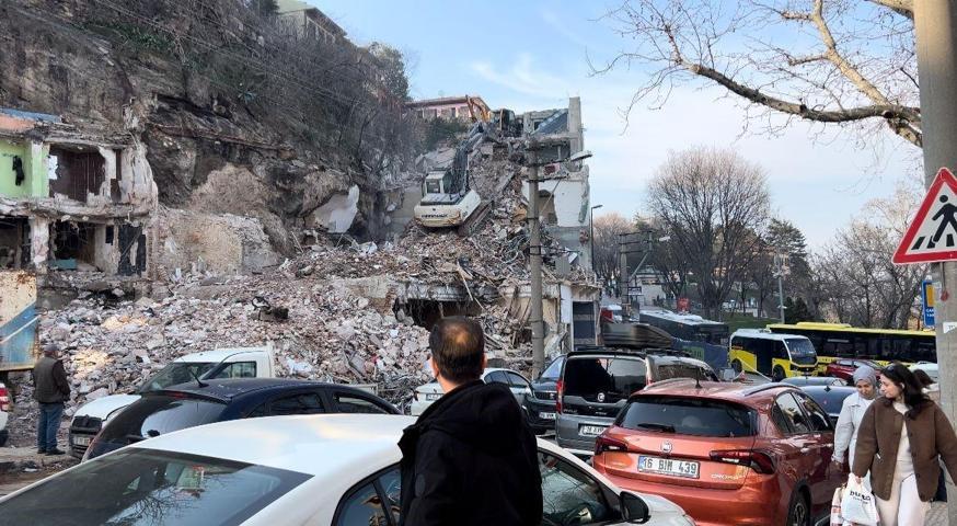 Her gün toplanıp iftara kadar izliyorlar  Çok keyifli pür dikkat takip ediyoruz