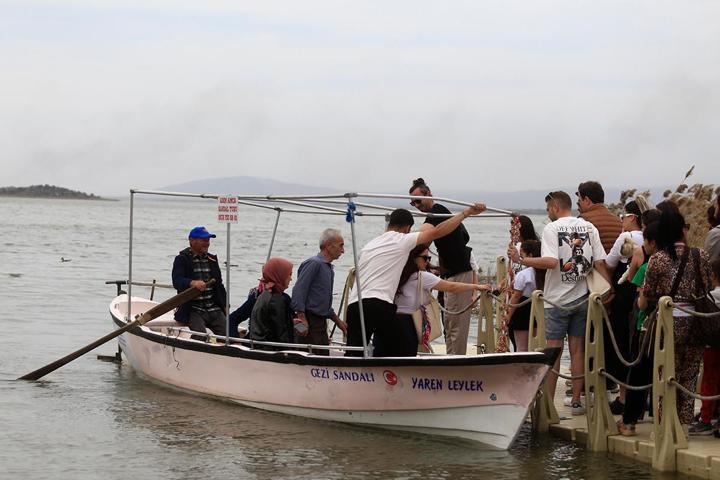 Yaren leylek ilgi odağı oldu Turistler köye akın etti