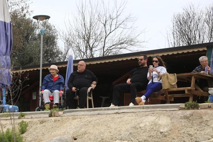 Yaren leylek ilgi odağı oldu Turistler köye akın etti