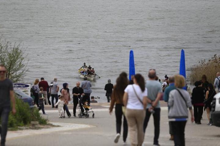 Yaren leylek ilgi odağı oldu Turistler köye akın etti