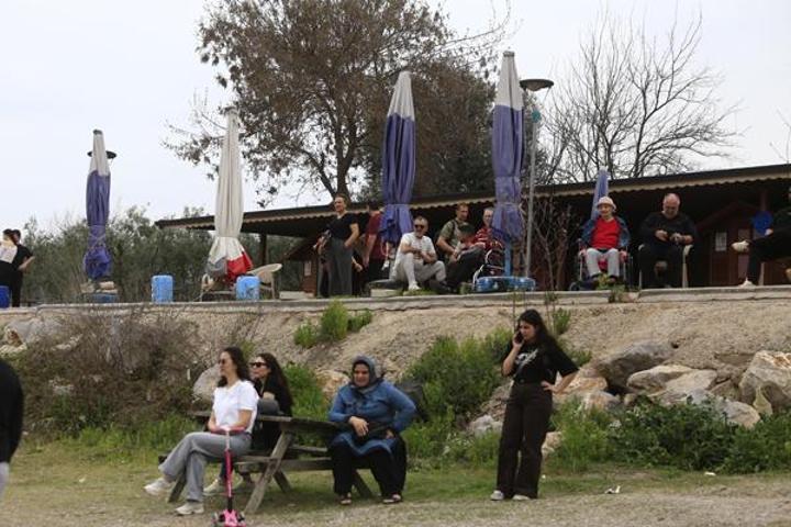 Yaren leylek ilgi odağı oldu Turistler köye akın etti