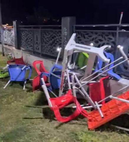 Aydında kuvvetli rüzgar; çatılar uçtu, ağaçlar devrildi