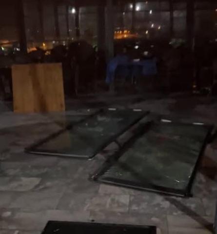 Aydında kuvvetli rüzgar; çatılar uçtu, ağaçlar devrildi