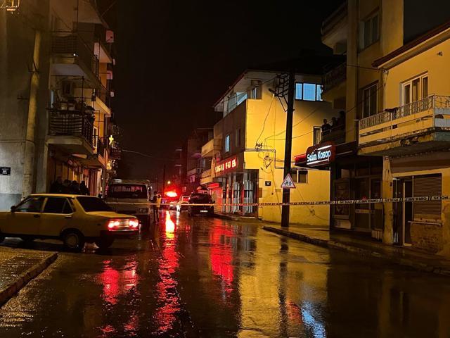 Aydında kuvvetli rüzgar; çatılar uçtu, ağaçlar devrildi