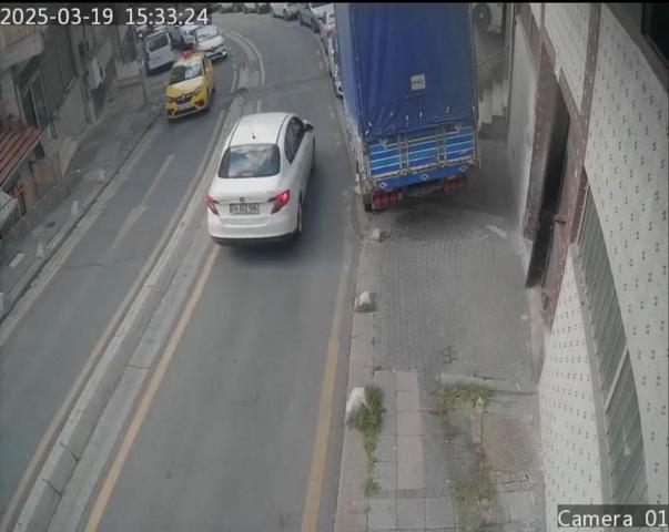 Kağıthanede otomobilin çarptığı kadının bacağı koptu; hastanede hayatını kaybetti