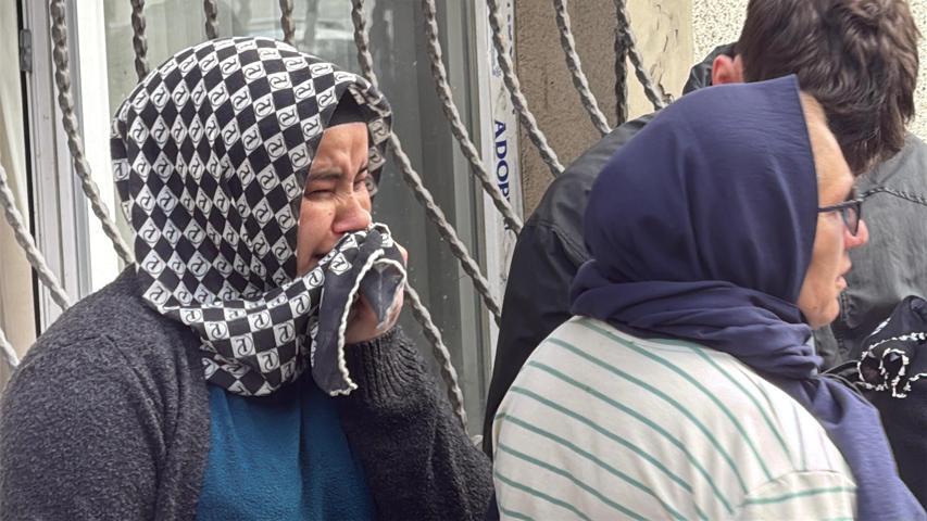Kağıthanede otomobilin çarptığı kadının bacağı koptu; hastanede hayatını kaybetti