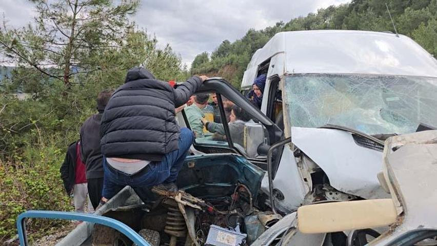 SON DAKİKA Adanada feci kaza; aynı aileden 5 kişi can verdi