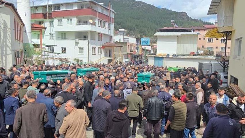 Aynı aileden 5 kişi can vermişti: Adanadaki kazada ölen anne ve 3 çocuğu toprağa verildi