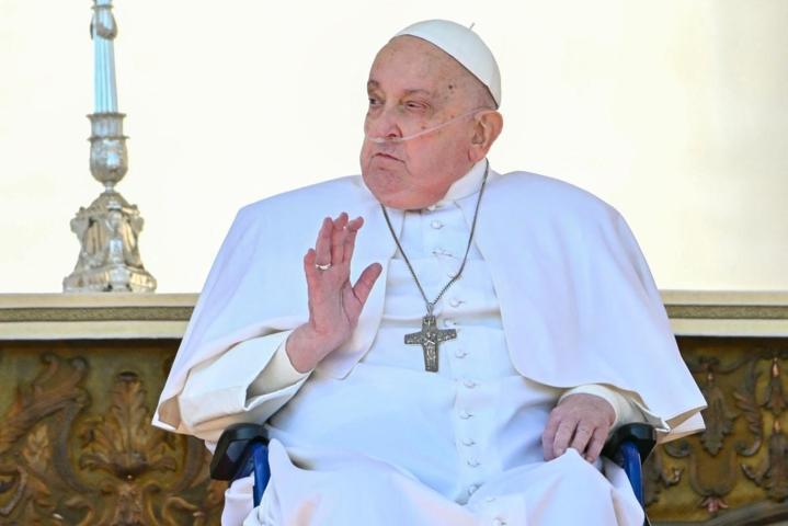2 hafta önce taburcu olan Papa’dan sürpriz: Aziz Petrus Meydanında halkı selamladı