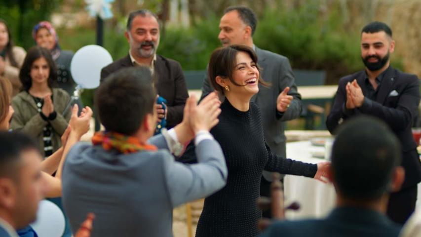 Uzakları Yakın Eder Aşk Cihan ve Alya el ele