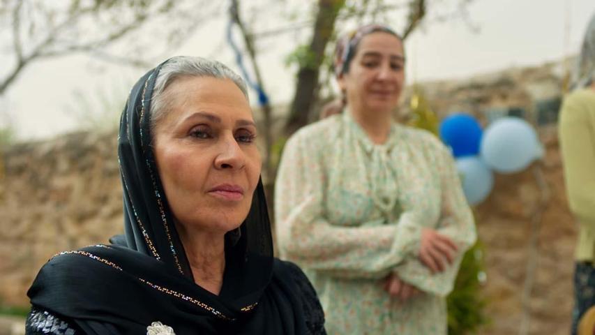Uzakları Yakın Eder Aşk Cihan ve Alya el ele