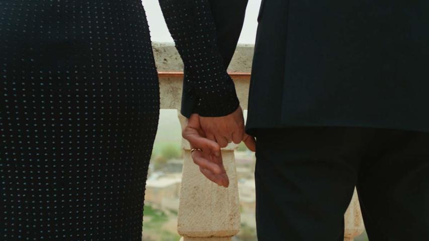 Uzakları Yakın Eder Aşk Cihan ve Alya el ele