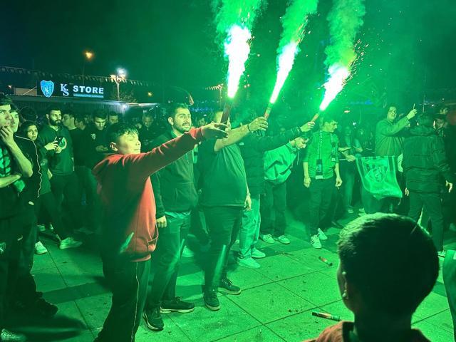 Kocaelide Süper Lig coşkusu Taraftarlar sabaha kadar kutladı...