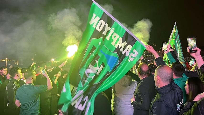 Kocaelide Süper Lig coşkusu Taraftarlar sabaha kadar kutladı...