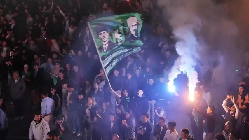 Kocaelide Süper Lig coşkusu Taraftarlar sabaha kadar kutladı...