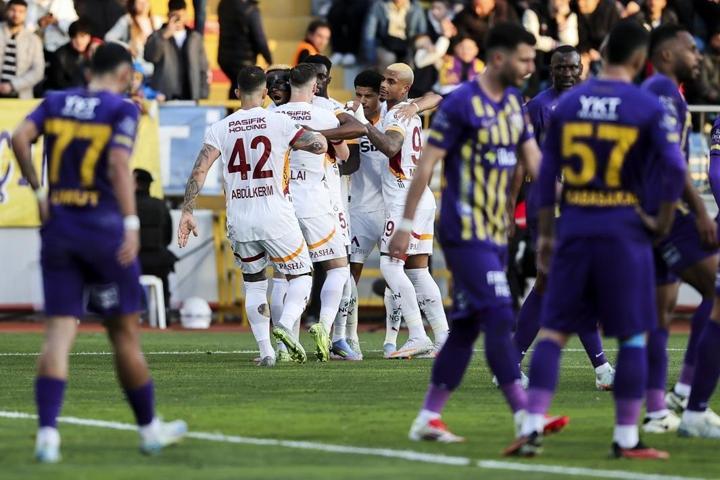 Nihat Kahveciden Galatasarayın yeni transferi için çarpıcı sözler: Buraya ikizi gelmiş olabilir