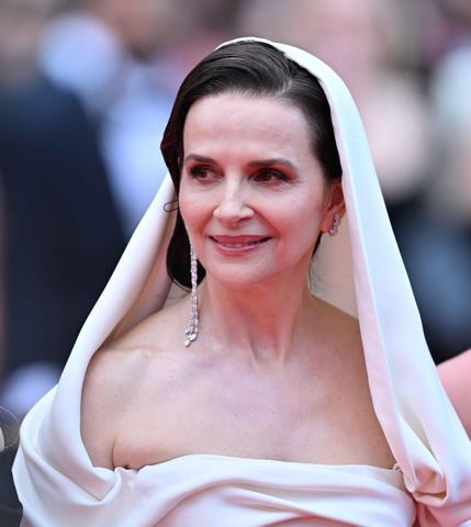 Cannes’da ikinci gün: Şıklık yarışında kurallar değişti… Tom Cruise yeniden kırmızı halıda