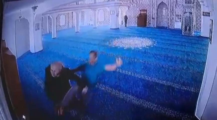 Camide tekme tokat dayak O anlar kameraya yansıdı