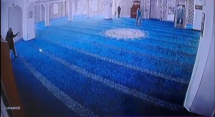 Camide tekme tokat dayak O anlar kameraya yansıdı