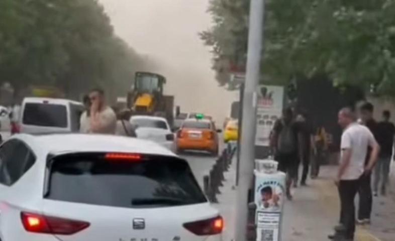 Gaziantepi Haziran ayında fırtına vurdu: Ağaçlar devrildi, toz bulutu şehri kapladı