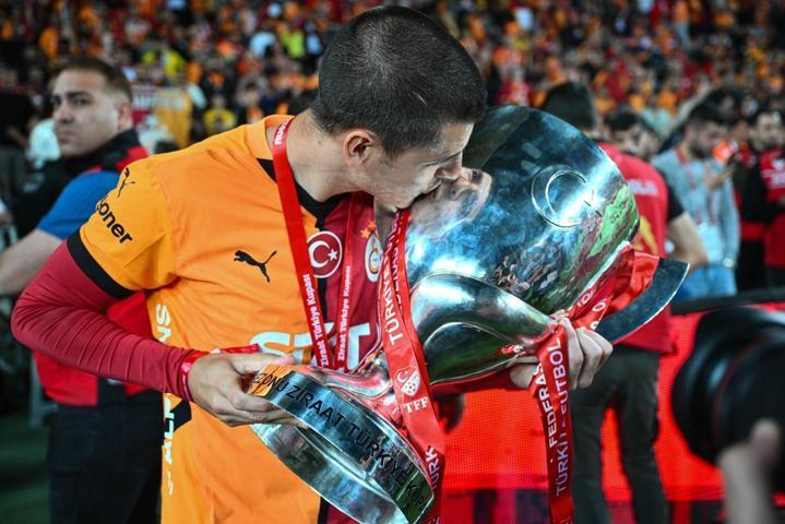 Galatasarayda ayrılık Sözleşmesi bitmeden gidiyor...