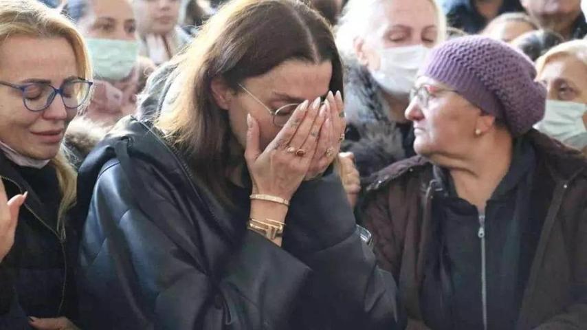 Babasının ölümüyle yıkılmıştı Özge Ulusoy hüngür hüngür ağladı: 2.5 yıldır nasıl yaşıyorum kimse bilmiyor