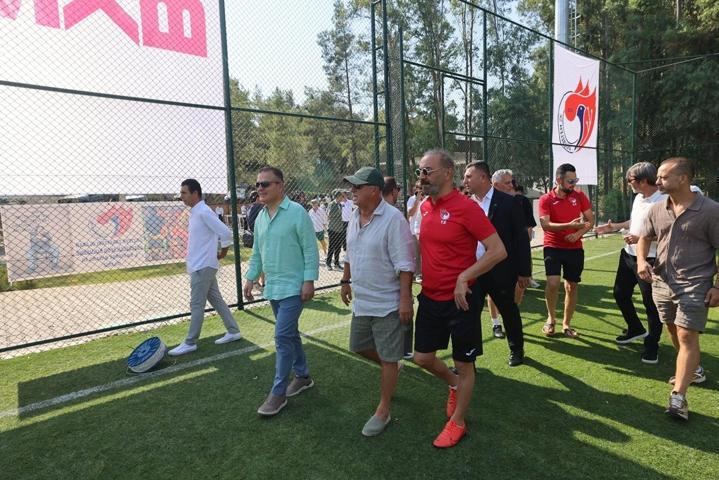 Yılmaz Erdoğanın yeni futbol sahasına sanat ve spor camiası akın etti Fatih Terim, Kıvanç Tatlıtuğ, Rıdvan Dilmen, Volkan Demirel...