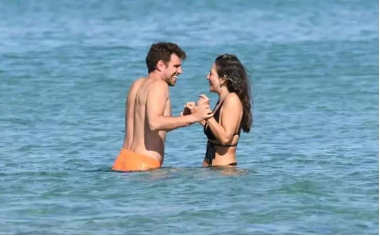 Berker Güven ve Nihal Yalçın’ın Çeşme’deki Romantik Tatili: Denizde Aşk Dolu Anlar
