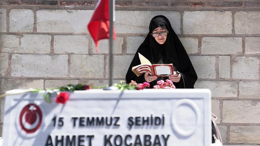 15 Temmuz şehitleri kabri başında anıldı: Hiç bir zaman unutulmayacaklar