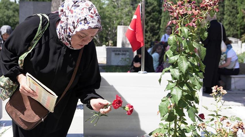 15 Temmuz şehitleri kabri başında anıldı: Hiç bir zaman unutulmayacaklar