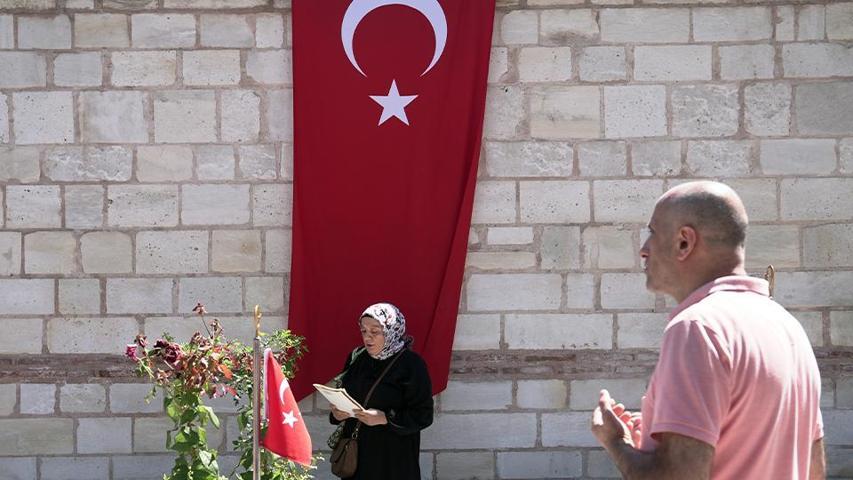 15 Temmuz şehitleri kabri başında anıldı: Hiç bir zaman unutulmayacaklar
