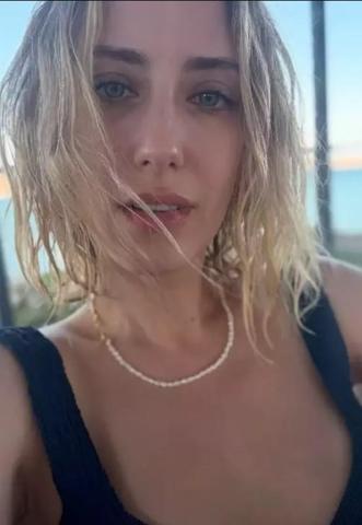 Hazal Kaya ve Kızı Leyla’dan Alaçatı’da Keyifli Deniz Tatili