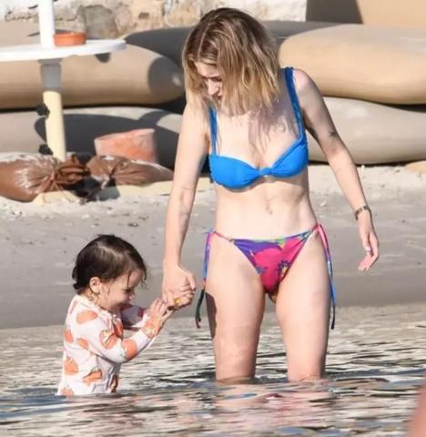 Hazal Kaya ve Kızı Leyla’dan Alaçatı’da Keyifli Deniz Tatili
