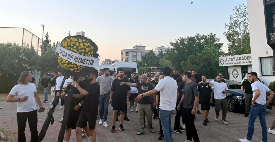 Altay taraftarları, kulüp binasına siyah çelenk bıraktı