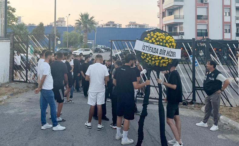 Altay taraftarları, kulüp binasına siyah çelenk bıraktı