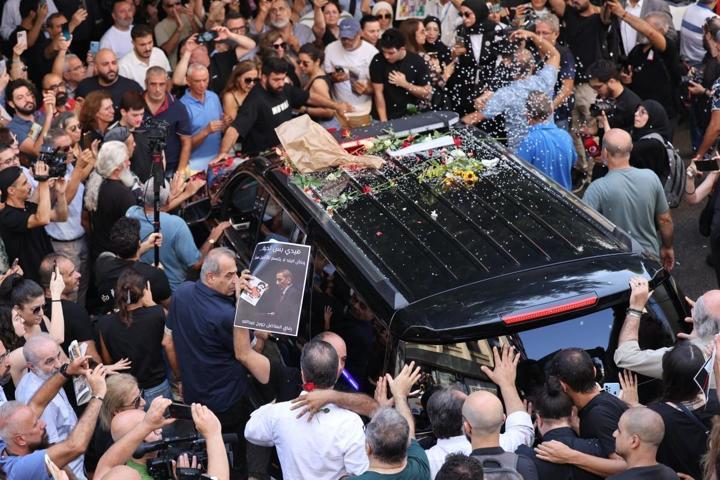 Bir ülke yasta Ziyad Rahbani’ye son veda: Lübnanın efsanevi sesi Feyruz, oğlunun cenaze töreninde görüntülendi