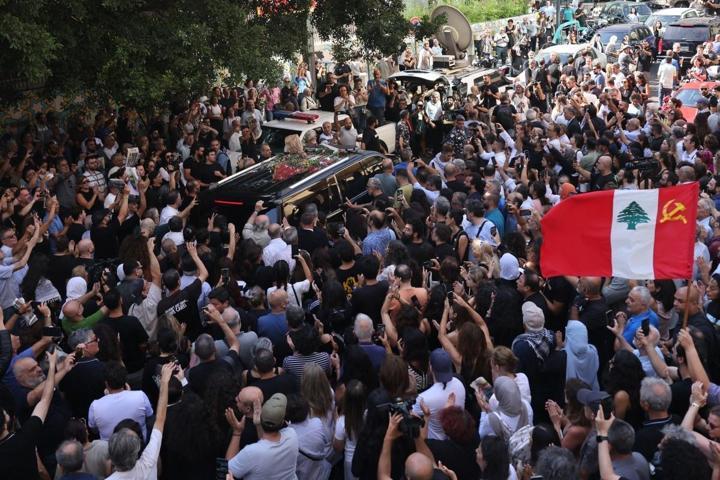 Bir ülke yasta Ziyad Rahbani’ye son veda: Lübnanın efsanevi sesi Feyruz, oğlunun cenaze töreninde görüntülendi