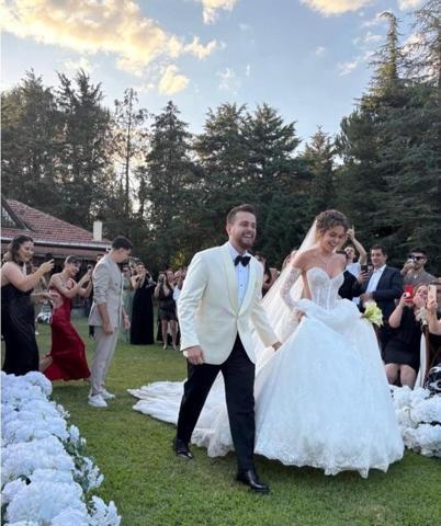 Alper Rende ve Betül Çakmak evlendi Ünlü fenomen gelinliği ve zarafetiyle görenleri büyüledi