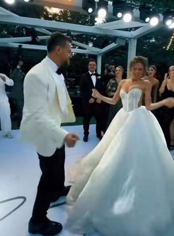 Alper Rende ve Betül Çakmak evlendi Ünlü fenomen gelinliği ve zarafetiyle görenleri büyüledi
