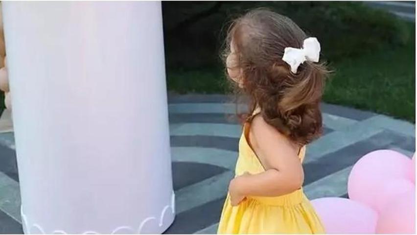 Nazlı ve Hacı Sabancının Kızı Arzu Alara İki Yaşında Yüzünü Tekrar Gizlediler