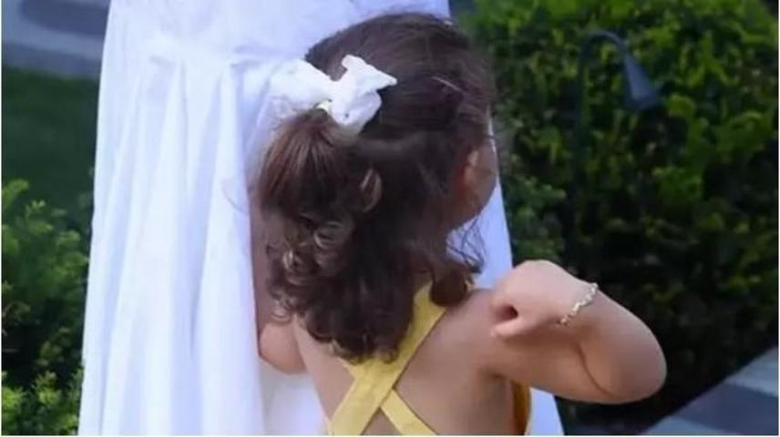 Nazlı ve Hacı Sabancının Kızı Arzu Alara İki Yaşında Yüzünü Tekrar Gizlediler