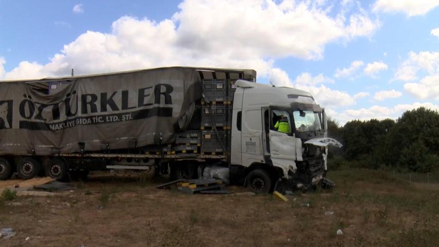 TIR, jandarma aracına çarptı: 5 yaralı