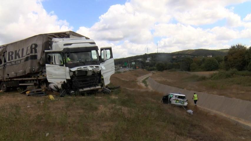TIR, jandarma aracına çarptı: 5 yaralı