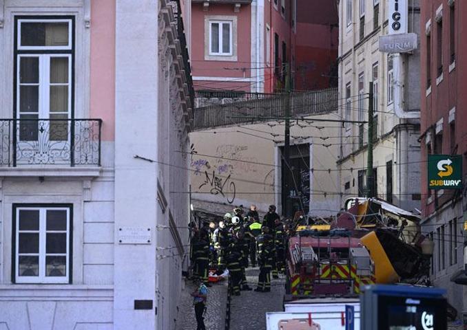 Portekizde facia: En az 15 kişi can verdi Karton kutu gibi parçalandı